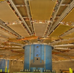 יצור מכונות למאיץ האלקטרונים ב-CERN שוויץ
